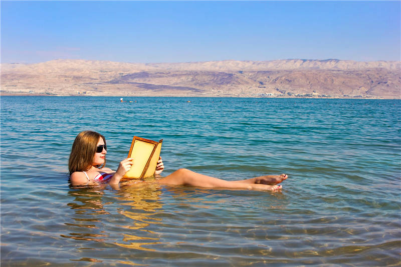 Мертвое море человек на воде. Мертвое море купальни. Амман Мертвое море.