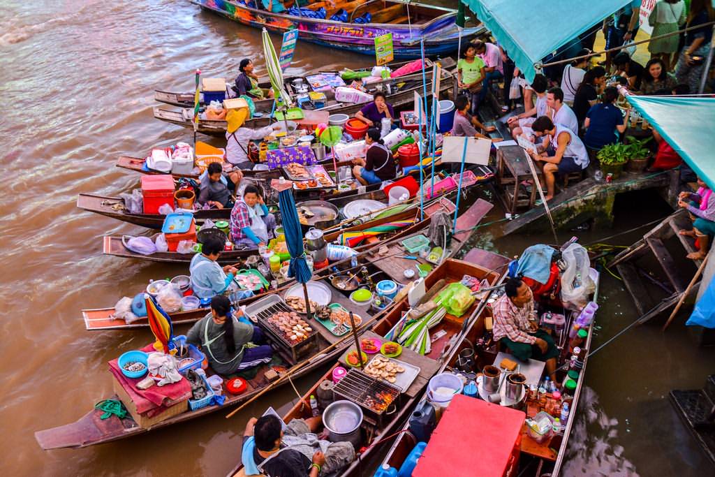 Near market. Плавучий рынок Дамноен Садуак. Плавучий рынок (Ампава (Amphawa). Плавучий рынок в Бангкоке. Плавучий рынок в Индонезии.