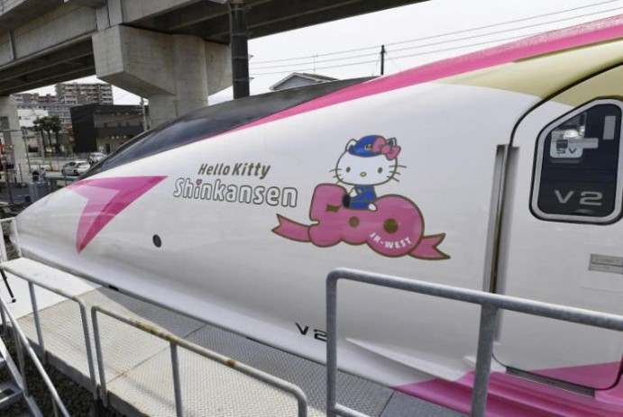 hello kitty shinkansen train
