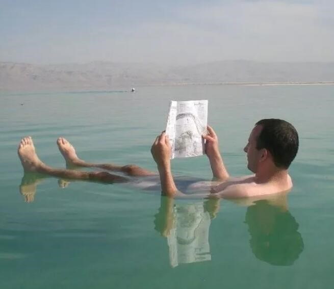 Мертвое море человек на воде. Плотность мертвого моря. Мертвое море газета. Мертвое море люди. Мертвое море люди лежат.